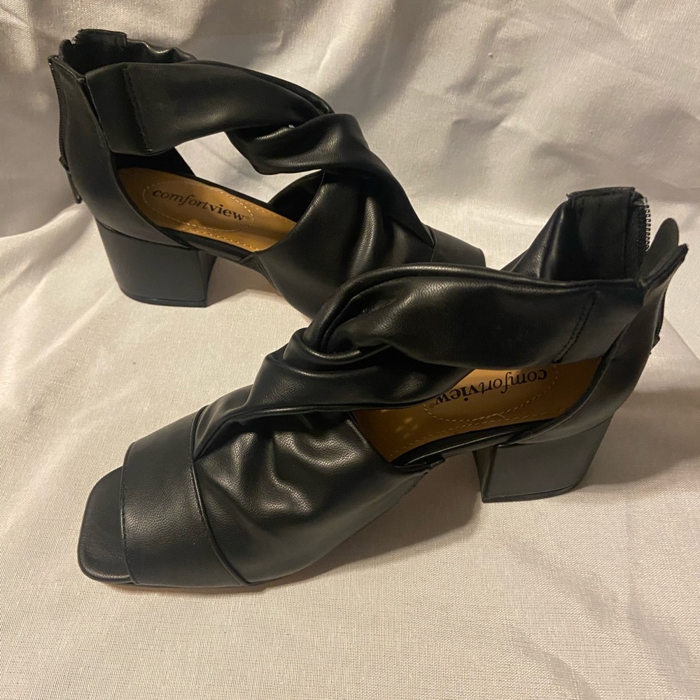 NWOB Comfortview Peeptoe Sandals “Naomi,” Size 7W